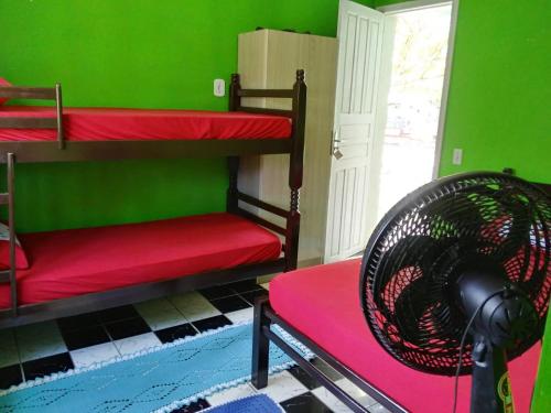 苏佩拉古伊Pousada Serena Superagui的一间设有绿色墙壁和双层床的客房