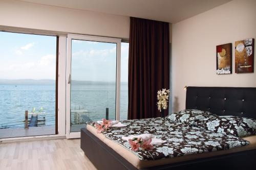 巴拉顿扎佐Aba Sea House的一间卧室设有一张床,享有海景