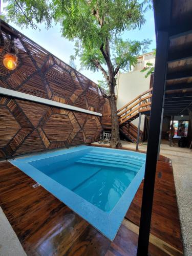 图卢姆Malakai Hostel的一座房子后院的游泳池