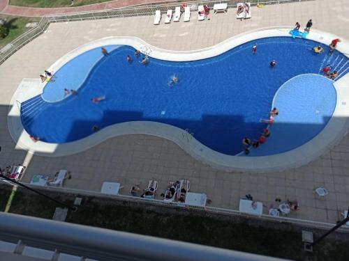 吉拉尔多特Acogedor apartamento en Girardot, fresco y tranquilo的一个带大型蓝色游泳池的游泳池