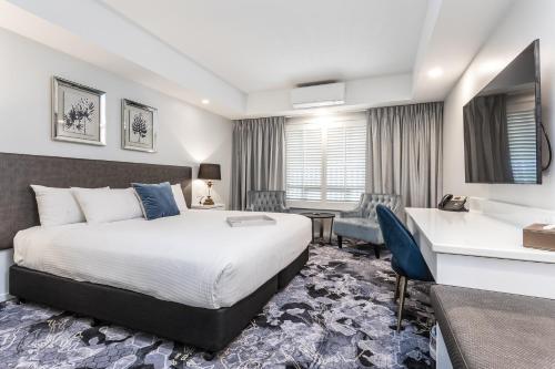 布里斯班金斯福德史密斯汽车旅馆的配有一张床和一张书桌的酒店客房