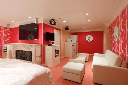Kiyosuホテルバースデーきよす店 HOTEL Birthday kiyosu的一间卧室设有红色的墙壁、一张床和一个壁炉