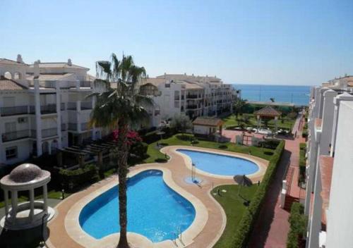 托罗克斯2 bedrooms apartement at Torrox 50 m away from the beach with shared pool enclosed garden and wifi的享有度假村游泳池的空中景致