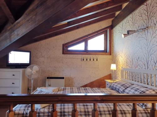 贝尔维尔德赛当亚4 bedrooms house with enclosed garden and wifi at Bellver de Cerdanya的一间卧室设有一张床和一个窗口
