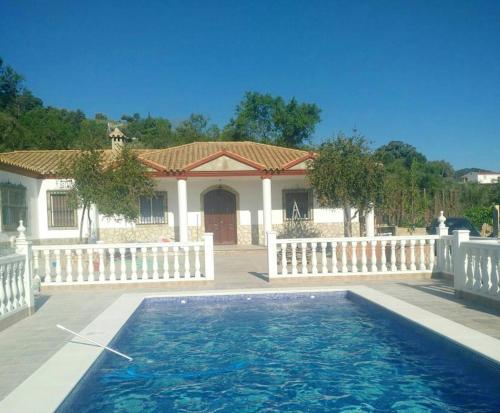 普拉多德尔雷4 bedrooms chalet with private pool furnished terrace and wifi at Prado del Rey的房屋前有游泳池的房子