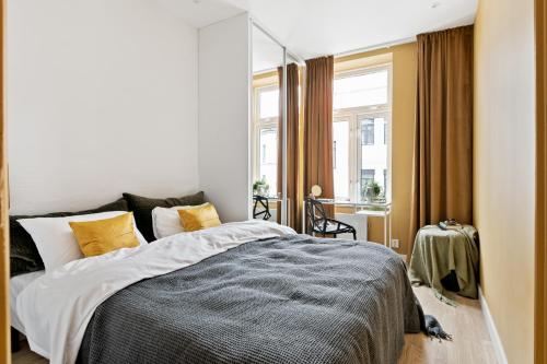 奥斯陆BJØRVIKA APARTMENTS - Solli的一间卧室配有一张床和一面大镜子