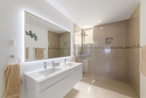 圣詹姆斯26 Westmoreland Hills - Mount Standfast - St James的白色的浴室设有水槽和镜子