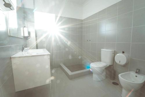 埃斯托伊2 bedrooms appartement with shared pool enclosed garden and wifi at Estoi的白色的浴室设有卫生间和水槽。