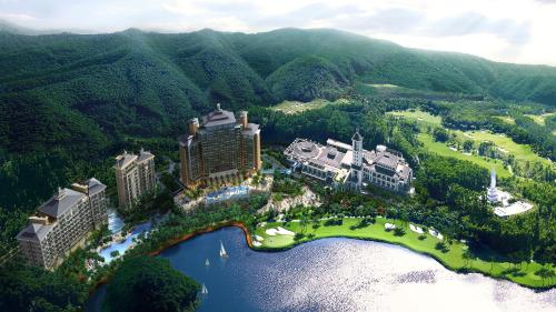 东莞东莞观澜湖度假酒店的享有度假村和湖泊的空中景致