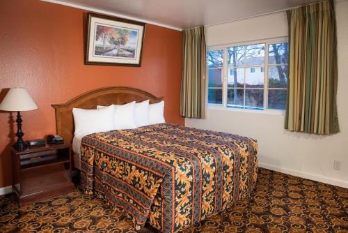 圣克拉拉格拉纳达旅馆的酒店客房设有床和窗户。