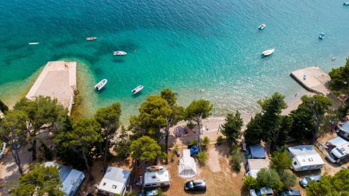 Šibuljina斯布尔基纳营地旅馆的享有海滩的空中景色,在水中划船