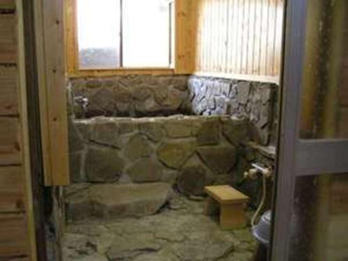 小谷村玛促诺其特伊罗里旅馆的石质浴室设有石质浴缸和窗户。