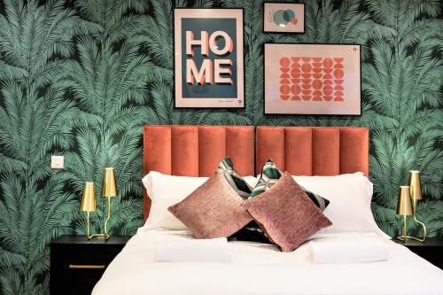 布里斯托Your Apartment I Clifton Village的一间卧室配有床和绿色壁纸