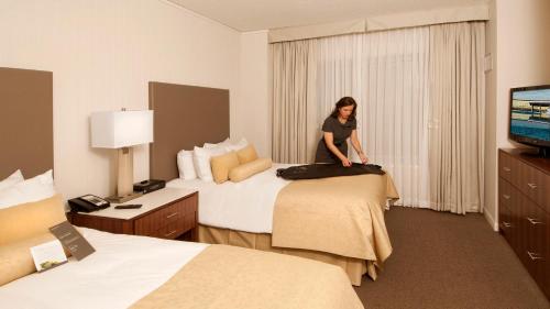 克利夫兰克里夫兰洲际套房酒店的站在酒店房间床上的女人