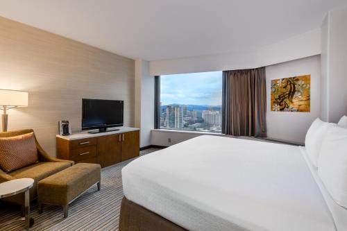 西雅图Crowne Plaza Seattle, an IHG Hotel with no Resort Fee的酒店客房设有一张床和一个大窗户