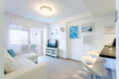贝尼多姆TROPIC MAR Levante beach apartments的白色的客厅配有白色的沙发和电视