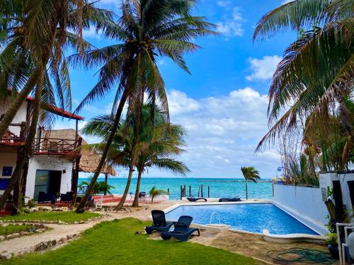 Casa CARIBE Cancun内部或周边的泳池