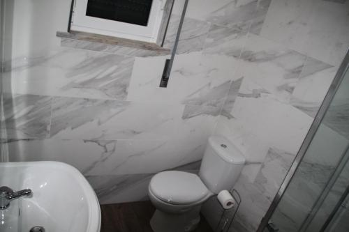 萨布盖鲁Casas do patrao I的白色的浴室设有卫生间和水槽。