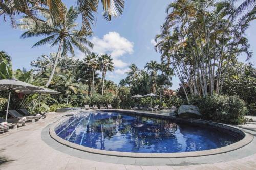 拉罗汤加拉罗汤加岛太平洋度假酒店的棕榈树度假村内的游泳池