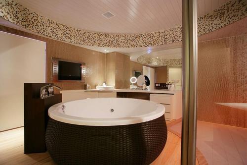 大洗町Hotel Oarai Seven Seas(Adult Only)的中间设有大浴缸的大浴室