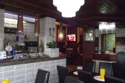 皮索涅托托尔酒店的餐厅设有酒吧、椅子和柜台