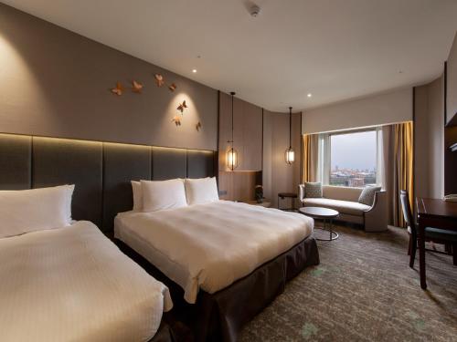 台中市台中福华大饭店的酒店客房配有两张床和一张书桌