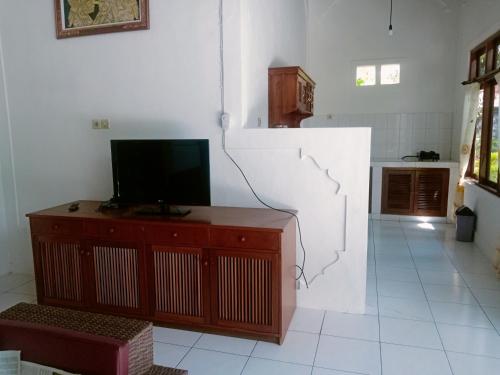 塞米亚克玛哈利尼2号别墅的客厅配有木梳妆台上的电视