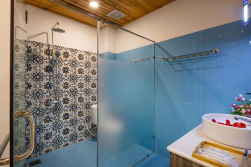 ThÃ´n Báº£o AnCasa Maya Hotel的一间带玻璃淋浴和水槽的浴室