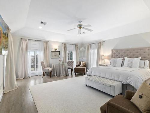 南安普敦Villa Noyaan - Luxury with pool的一间白色的卧室,配有床和客厅