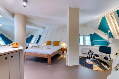 鹿特丹Stayokay Hostel Rotterdam的配有床和桌子的房间