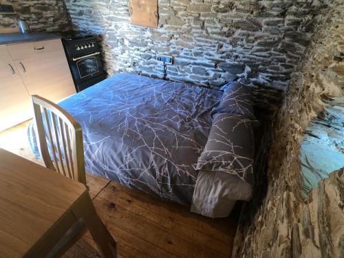 AreuBordes Pirineu, Costuix的石墙房间内的一张床位