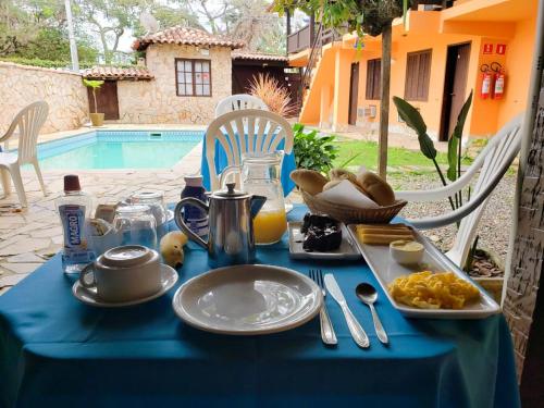 布希奥斯Calmaria Búzios的一张桌子,上面有蓝色桌布,上面有食物