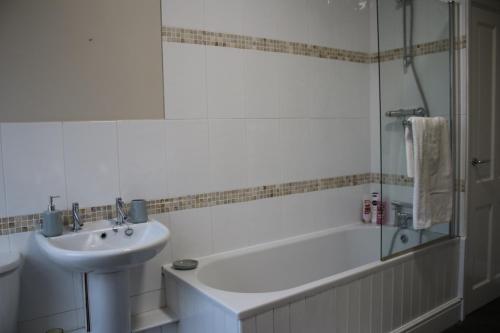 卡莱尔Carvetii - Quentin House - Near Hospital, max 7 ppl的浴室配有盥洗盆、浴缸和盥洗盆