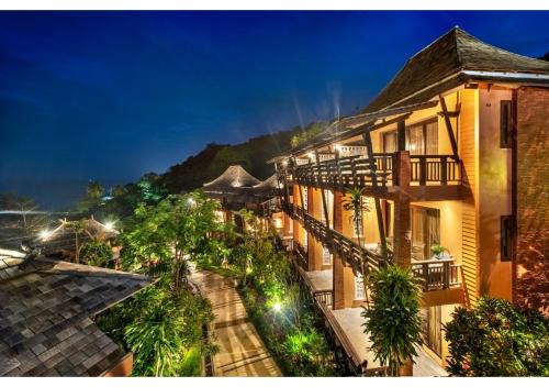 高兰Nirvana Beach Resort, Koh Lanta SHA Extra Plus的享有大楼的夜间景致