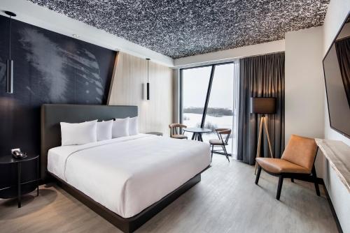 DundurnDakota Dunes Resort的配有一张床和一张书桌的酒店客房