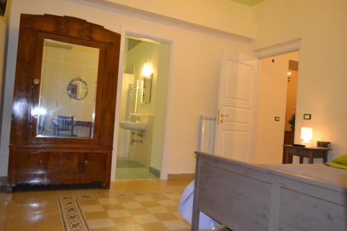 巴勒莫科尔维诺宫住宿加早餐旅馆的一间卧室设有一张床、一扇门和一间浴室