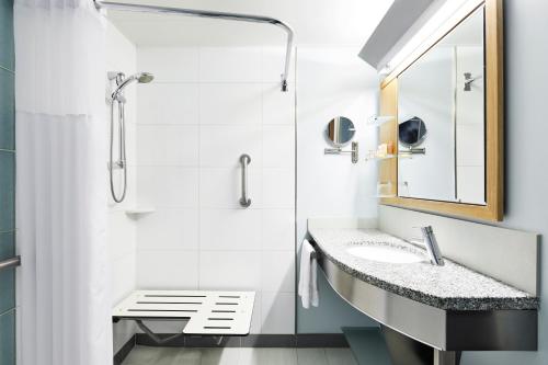 纽约世界中心酒店的一间带水槽和淋浴的浴室