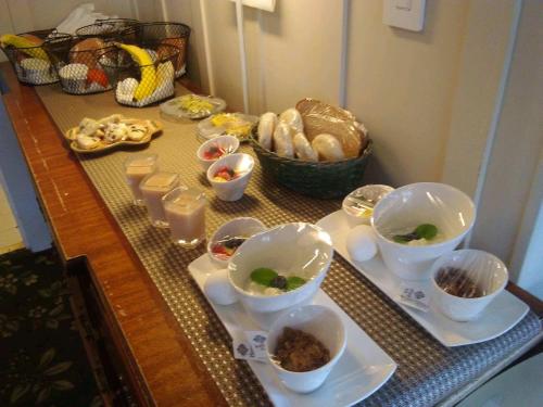 卡梅尔绿灯旅馆的餐桌上放着一碗食物和其他食物