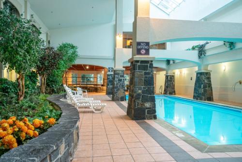 朗德斯通旅馆酒店内部或周边的泳池