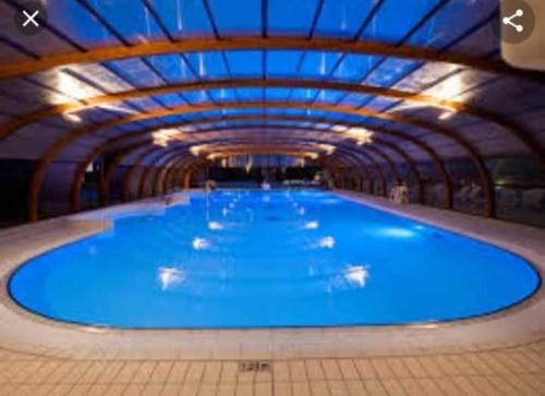 利托Sublima的大楼内一个蓝色的大型游泳池