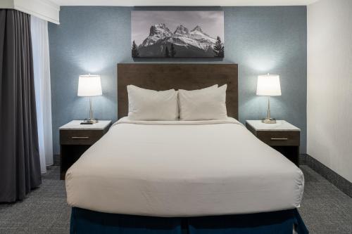 班夫红毯套房旅馆的一张位于酒店客房的床位,配有两盏灯