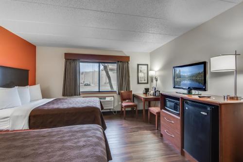 库恩拉匹兹库恩拉匹兹阿美瑞辛酒店的酒店客房设有两张床和一台平面电视。