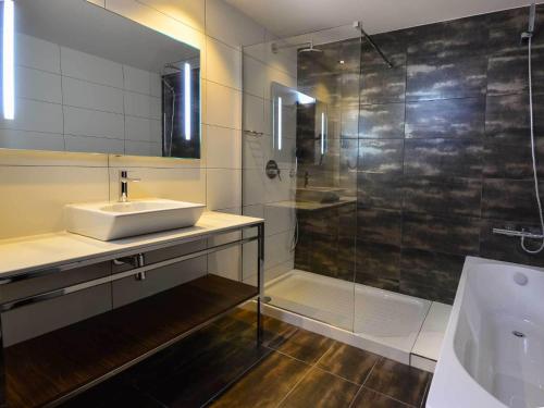 特鲁埃尔波坦尼克斯大酒店的一间带水槽和淋浴的浴室