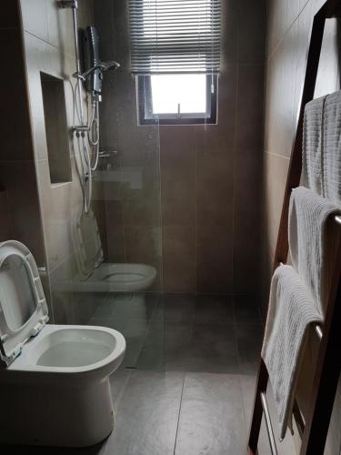 关丹Timurbay studio apartment facing beautiful beach的一间带卫生间和水槽的浴室