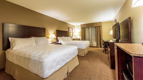 坎卢普斯假日套房酒店-坎卢普斯的酒店客房设有两张床和一台平面电视。