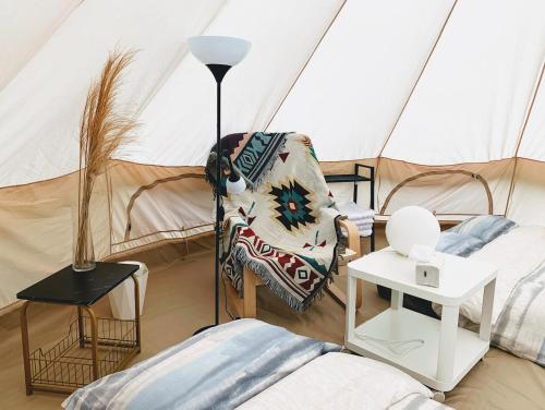 南庄乡星原谷露营区的带帐篷、椅子和桌子的客房
