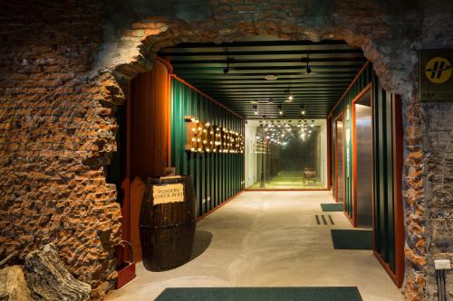 台北路徒行旅-中华馆的砖墙酒窖的入口
