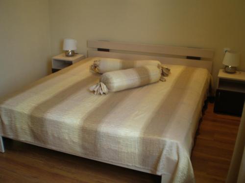 上奥里亚霍维察Park Hotel Djevana的一间卧室配有一张带两个枕头的床