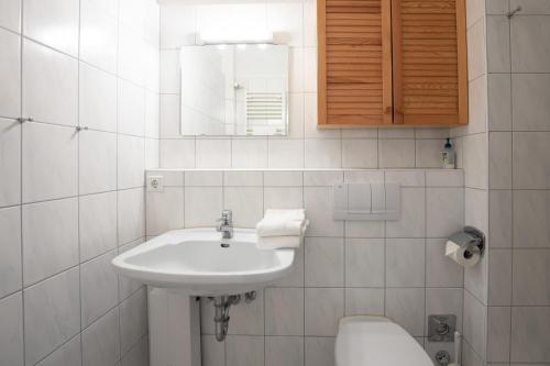 威克奥夫弗尔Strandperle的白色的浴室设有水槽和卫生间。