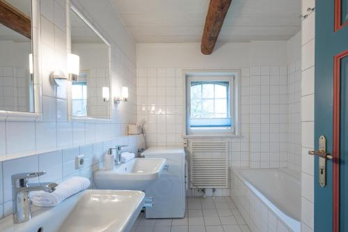 胡苏姆Reethus Schobüll的白色的浴室设有水槽、浴缸和卫生间。